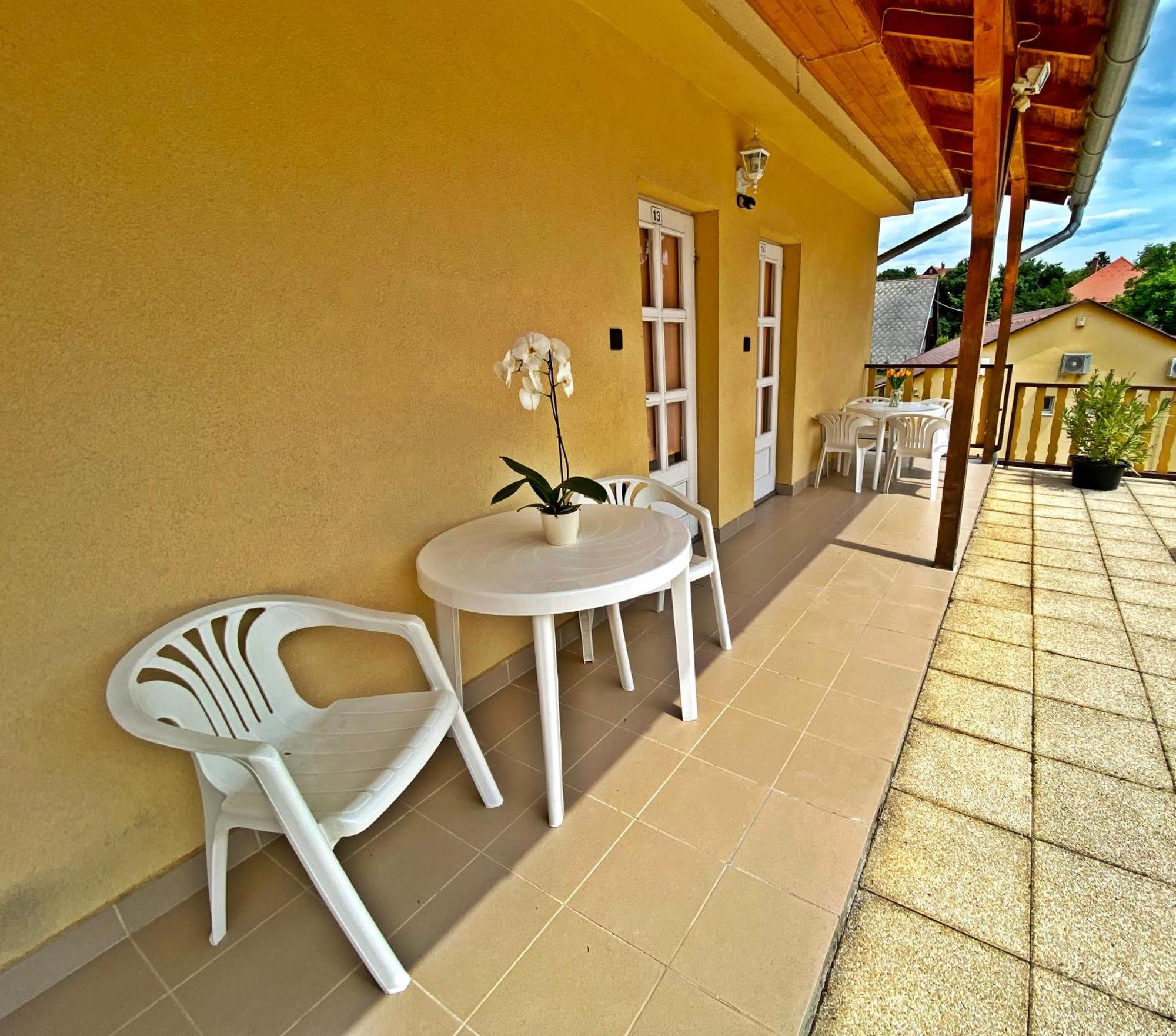 Hotel Magnólia Balatonszepezd Camera foto